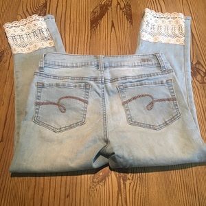 Girls 14, EUC Skinny Capri, lace/distressed